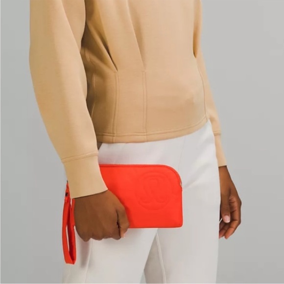 NWT LULULEMON NOW AND ALWAYS WRISTLET POUCHETTE PUFFY-AUTUMN RED - Picture 2 of 12